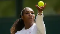 Petenis AS, Serena Williams bersiap melakukan servis ke arah petenis Jerman, Julia Gorges pada semifinal Wimbledon 2018 di London, Kamis (12/7). Serena berhasil mengalahkan Julia Goerges dalam tempo 1 jam 10 menit dengan skor 6-2 dan 6-4. (AP/Tim Ireland)