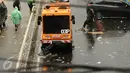 Kendaraan penyapu jalan diterjunkan untuk membantu membersihkan jalan Medan Merdeka Barat dari ceceran sampah usai perayaan hari Buruh Internasional 2017, Jakarta, Senin (5/1). (Liputan6.com/Helmi Fithriansyah)