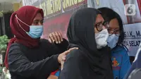 Mantan artis cilik, Ratna Fairuz Albar atau Iyut Bing Slamet dihadirkan dalam kasus dugaan penyalahgunaan narkoba di Mapolres Jakarta Selatan, Sabtu (5/12/2020). Polisi menangkap Iyut Bing Slamet pada Kamis, 3 Desember 2020 malam di rumahnya di kawasan Johar. (Liputan6.com/Herman Zakharia)