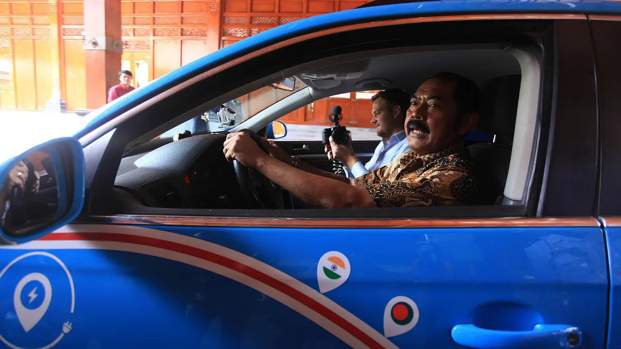 Wali Kota Solo F Hadi Rudyatmo ditemani Wiebe Wakker sedang mencoba mobil listrik yang sudah menempuh perjalanan puluhan negara.(liputan6.com/Fajar Abrori)