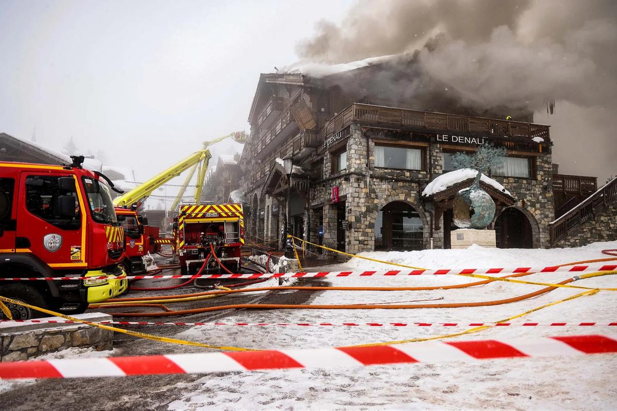 FOTO: Kebakaran Hebat Hanguskan Hotel Super Mewah di Courchevel Alpen Prancis