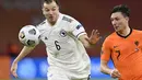 Pemain Bosnia & Herzegovina, Sinisa Sanicanin berebut bola dengan pemain Belanda, Steven Berghuis  pada pertandingan UEFA Nations League di Johan Cruyff ArenA di Amsterdam, Belanda, Minggu (15/11/2020). Belanda menang atas Bosnia & Herzegovina 3-1. (John Thys/Pool via AP)