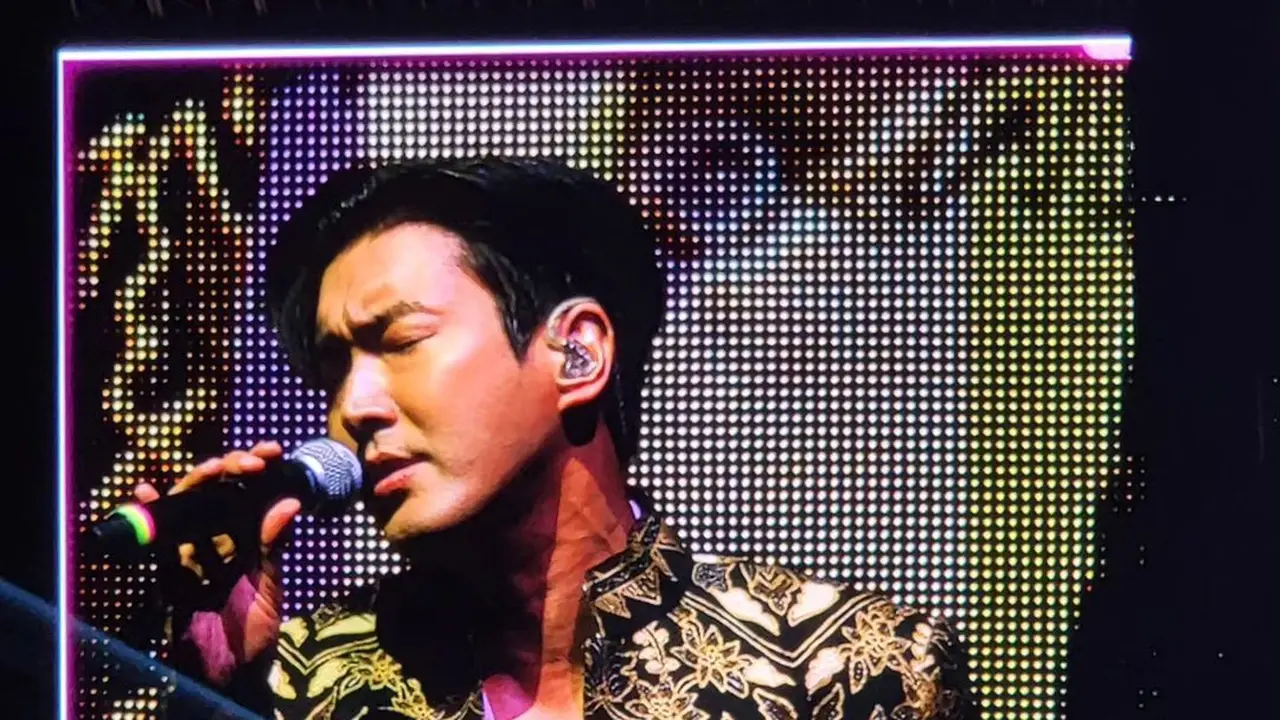 Gaya Melokal ‘Mas Agung’ Siwon Super Junior Pakai Batik Anne Avantie Saat Konser