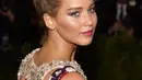 Jennifer Lawrence memberikan aksen ikat ballerina untuk rambutnya agar terlihat bergaya dan 'fresh'. (Bintang/EPA)