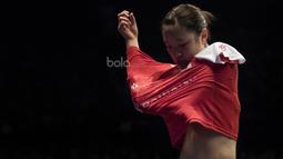 Nozomi Okuhara melakukan ritual ganti baju saat BCA Indonesia Open 2017. (Bola.com/Vitalis Yogi Trisna)
