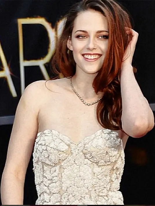 Dilansir dari ET Online belum lama ini, aktris yang biasanya tampil sopan, kini percaya diri berfoto hampir telanjang untuk karya terbaru Mario Testino bertema handuk. (Via Instagram/@kristenstewart)