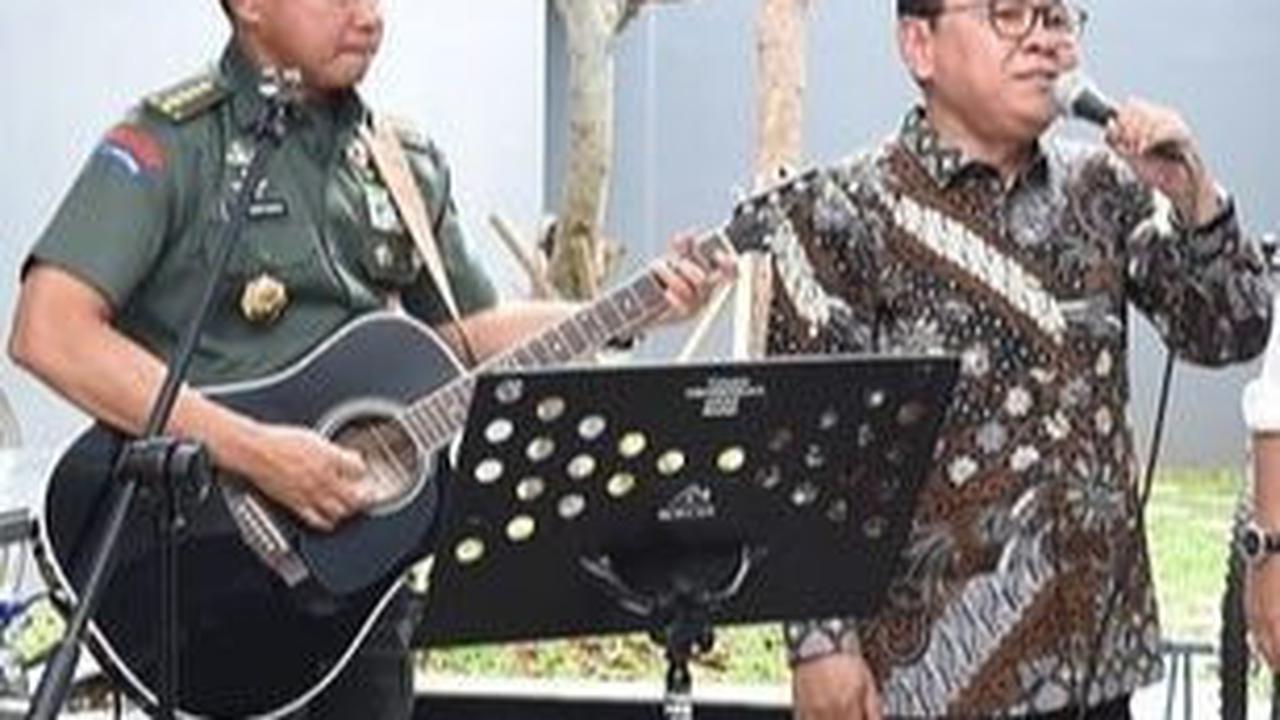 Menariknya, Agus dan tamu-tamu istimewa ini terlihat begitu asyik bernyanyi bersama. <br>