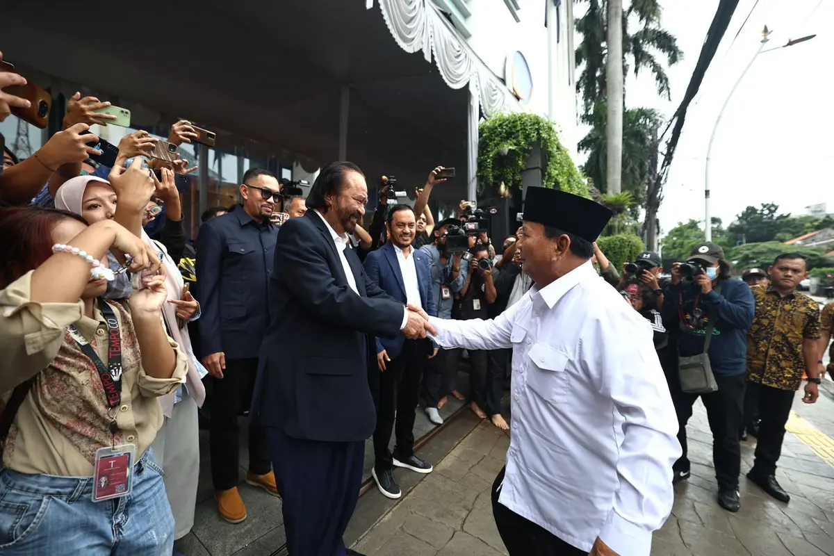 Presiden terpilih Republik Indonesia (RI) periode 2024-2029 Prabowo Subianto menyambangi NasDem Tower di Jakarta Pusat pada Jumat 22 Maret 2024. Kedatangan Prabowo disambut langsung oleh Ketua Umum Partai NasDem Surya Paloh.