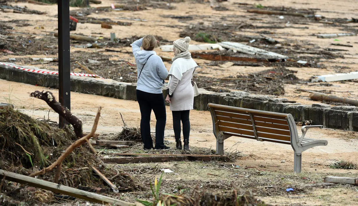 Warga melihat kondisi Pantai Utara Sydney yang rusak akibat badai (6/6/2016). Tiga orang dikabarkan tewas akibat cuaca buruk tersebut. (AFP Photo/William West)