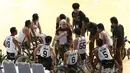 Pebasket difable Indonesia menyimak arahan pelatih saat laga melawan Malaysia pada Indonesia Para Games Invitational Tournament 2018 di Hall A Senayan, Jakarta, Minggu (1/7). Indonesia unggul 54-53. (Liputan6.com/Helmi Fithriansyah)