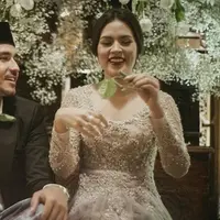 Jelang hari pernikahannya yang tinggal menghitung hari, Raisa dan Hamish Daud melakukan serangkaian prosesi adat. Pengajian, sugkeman hingga tradisi adat Sunda yakni Ngeyeuk Sereuh. (Instagram/thebridestory)