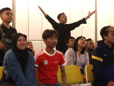 Fans The Blues tampak serius saat acara Roaring Night Liga Inggris antara Brentford vs Chelsea di Hotel Ibis Styles Jakarta, Sabtu (2/3/2024). (Bola.com/M Iqbal Ichsan)