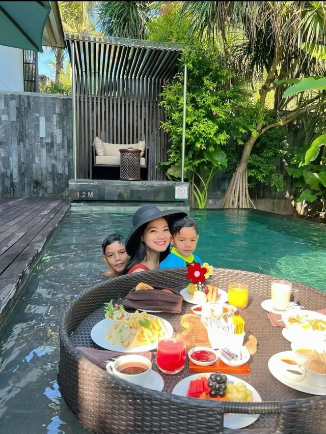 Titi Kamal Liburan di Bali