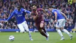 Pemain Manchester City, Ilkay Gundogan (tengah) menggiring bola melewati sejumlah pemain Everton dalam laga lanjutan Liga Inggris 2024/2025 di Goodison Park, Liverpool, Inggris, Sabtu (19/04/2025) waktu setempat. (AP Photo/Peter Byrne)