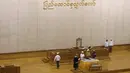 Suasana pelantikan Htin Kyaw (tengah) sebagai Presiden Myanmar baru di Gedung Parlemen, Naypyidaw, Rabu (30/3). Pelantikan Kyaw menandai berakhirnya kekuasaan militer dan dimulainya pemerintahan murni sipil. (REUTERS/Soe Zeya Tun)
