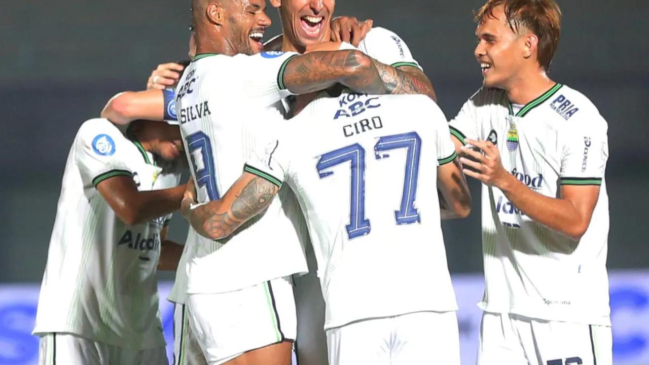 Laga pekan ke-20 BRI Liga 1 yang berlangsung di Stadion Indomilk Arena, Tangerang, Minggu (26/11/2023) telah berakhir dengan kemenangan Persib Bandung yang sukses membungkam Dewa United dengan skor 5-1. <br><br><br>