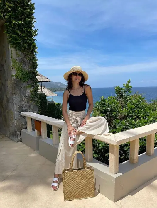 Boater hat dan straw bag sangat cocok digunakan sebagai pemanis tampilan OOTD pantai kamu. (Instagram/pevpearce).