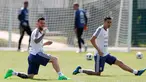 Pemain Argentina, Lionel Messi (kiri) dan Angel Di Maria saat sesi latihan jelang menghadapi Prancis pada 16 besar Piala Dunia 2018 di Bronnitsy, Rusia, Jumat (29/6). (AP Photo/Ricardo Mazalan)