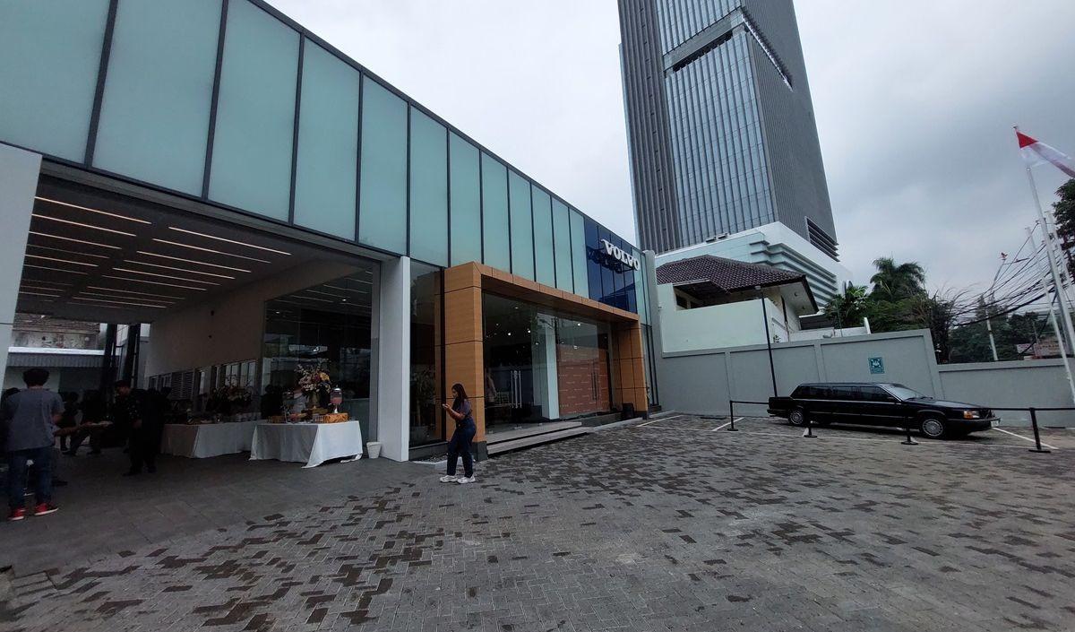 “Volvo Cars Soeroso Service Center selaras ambisi Volvo Cars untuk sustainability; perusahaan mobil listrik full pada 2030 dan&nbsp;bisnis netral iklim 2040. Kami pemimpin bisnis beretika dan tanggung jawab.”&nbsp;