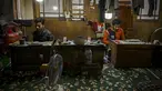 Perajin membuat ornamen di bengkel perhiasan emas di Srinagar (24/6/2021). Srinagar merupakan menjadi salah satu pusat industri kerajinan perhiasan emas. (AFP/Tauseef Mustafa)