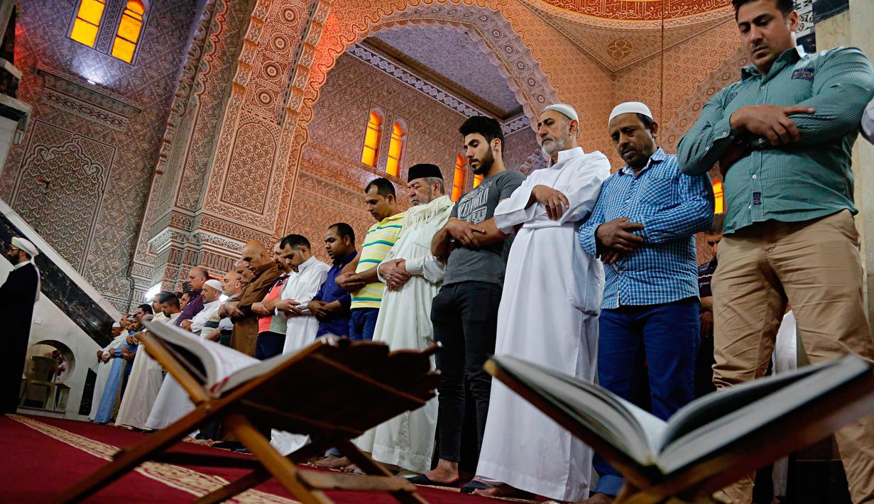 Umat muslim melaksanakan salat Idul Fitri 1439 H di Baghdad, Irak, Jumat, (15/6). (AP Photo/Karim Kadim)