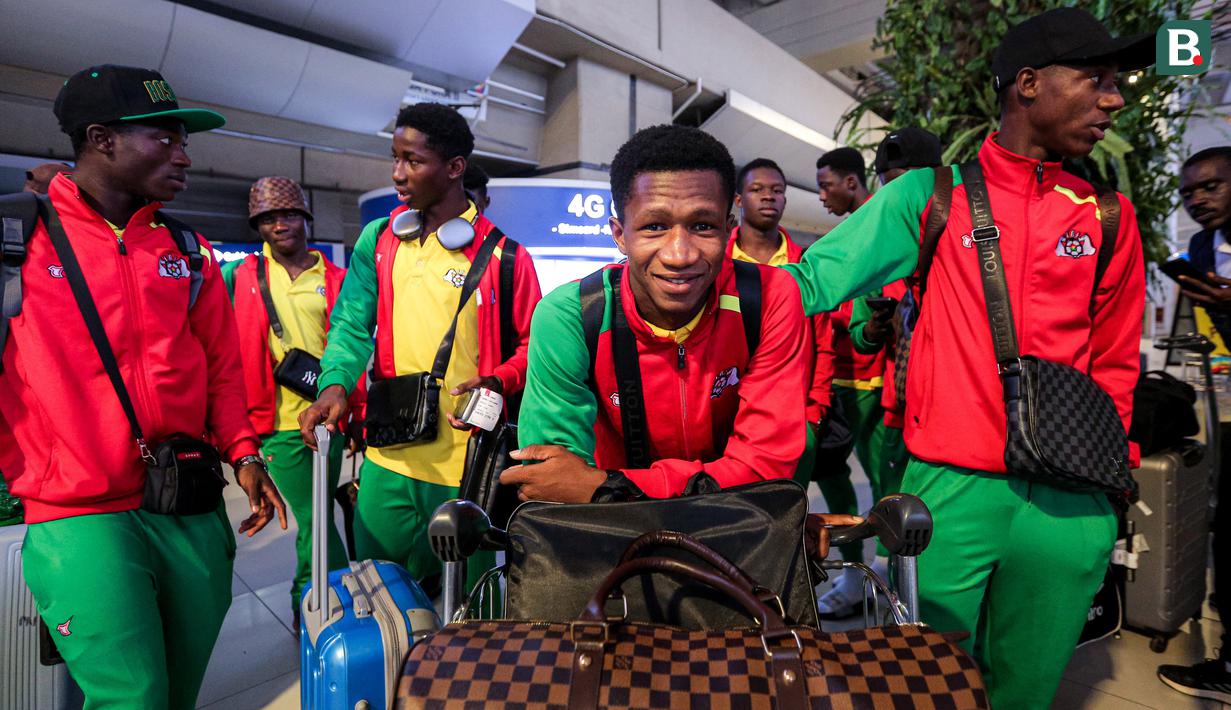 Senyum semringah ditunjukkan salah satu pemain Timnas Burkina Faso U-17 saat menunggu bus untuk menuju ke hotel di Terminal 3 Bandara Soekarno Hatta, Tangerang, Banten, Rabu (1/11/2023). (Bola.com/Bagaskara Lazuardi)