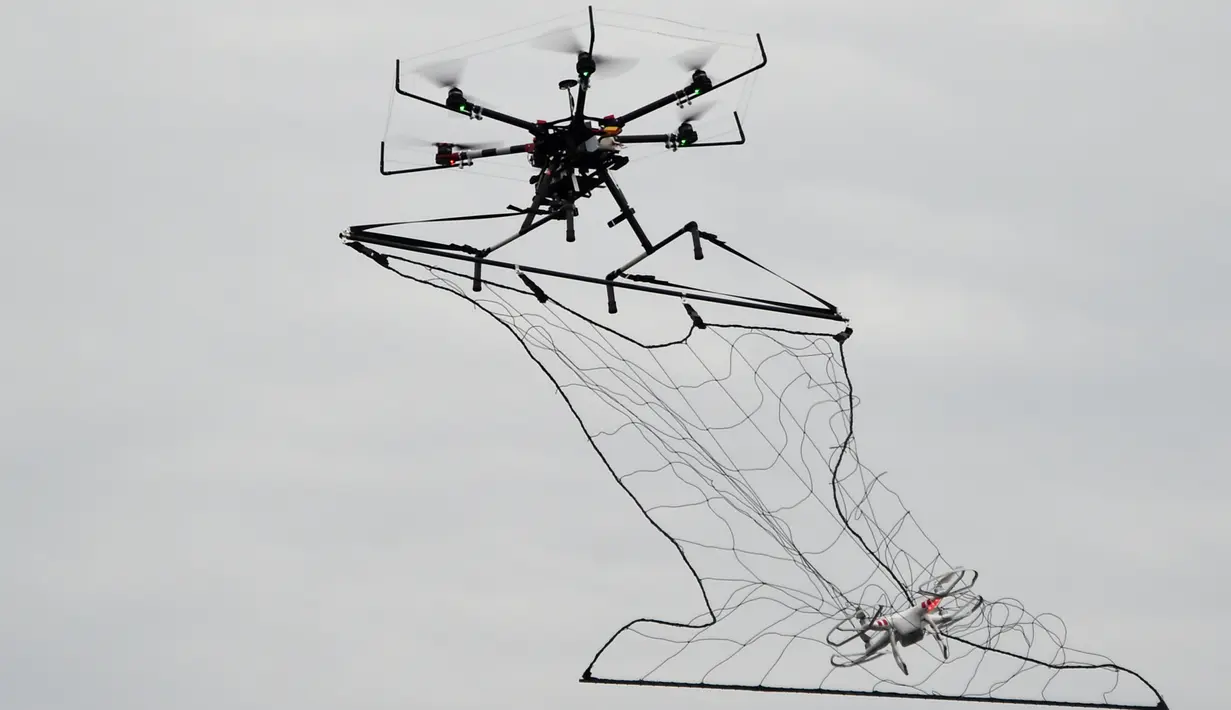 Drone yang dilengkapi dengan jaring saat diuji coba dalam latihan penanggulangan terorisme di Tokyo, Jepang, Minggu (17/1). Drone tersebut berguna untuk membantu pollisi menangkap para pelaku kejahatan teror.  (AFP/Toshifum Kitamura)