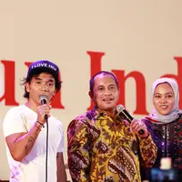 Grup band papan atas tanah air, Slank, tampil di hadapan 3000 Kepala Desa seluruh Indonesia. Marwan Jafar selaku menteri terkait pun hadir dan tak melewatkan kesempatan berkolaborasi dengan Kaka dan kawan-kawan. (Deki Prayoga/Bintang.com)