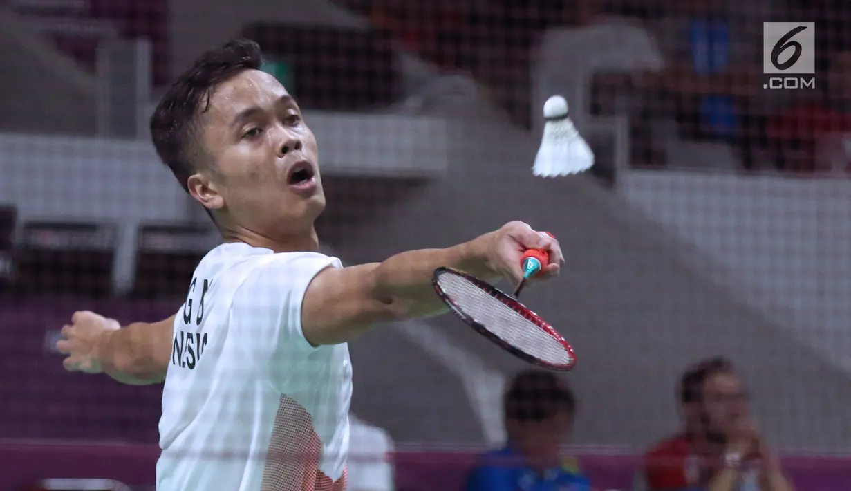 Tunggal putra Indonesia, Anthony Sinisuka Ginting mengembalikan kok ke arah pemain Jepang, Kento Momota pada semifinal Bulutangkis Beregu Putra Asian Games 2018 di Jakarta, Selasa (21/8). (Liputan6.com/Helmi Fithriansyah)