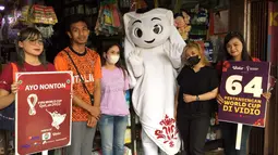 Maskot Piala Dunia 2022, La'eeb berfoto bersama warga saat mengunjungi Pasar Sentra Antasari, Banjarmasin, Kalimantan Selatan, Sabtu (29/10/2022). Kedatangan La'eeb ini disambut antusias oleh pengunjung dan pedagang. Dia menjadi buruan warga untuk berfoto. (FOTO: Dok. SCM)