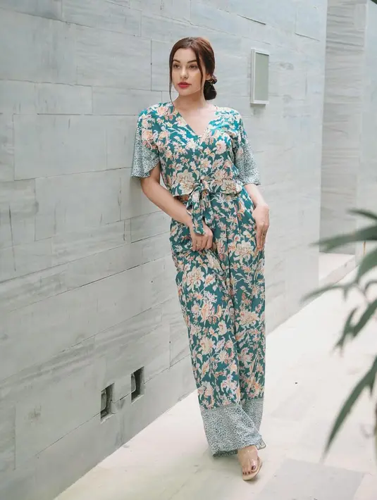 Meski simpel dengan jumpsuit bermotif bunga, wanita 27 tahun tetap terlihat fashionable. Ditambah makeup natural dan lipstik merah andalannya, gayanya bisa jadi inspirasi OOTD. (Liputan6.com/IG/@ncdpapl)