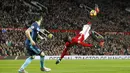 Aksi pemain Manchester United, Paul Pogba melakukan tembakan salto ke gawang Middlesbrough pada laga Premier League di Old Trafford Stadium, (31/12/2016). (Action Images via Reuters/Jason Cairnduff)