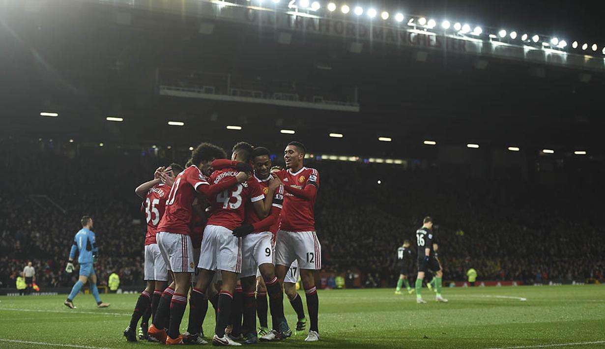 6. Manchester United, 58 poundsterling atau sekitar 1,14 juta rupiah. (AFP/Paul Ellis)