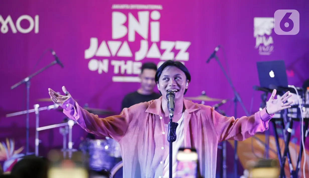 <p>Musisi Rizki Febian tampil pada BNI Java Jazz On The Move yang diselenggarakan di Mall of Indonesia, Jakarta, Minggu (24/04/2022). BNI kembali mendukung perhelatan festival musik Jakarta International BNI Java Jazz Festival (BNIJJF2022) di JiExpo Kemayoran, Jakarta yang akan digelar pada 27 – 29 Mei 2022 mendatang. (Liputan6.com/HO/Rizki)</p>
