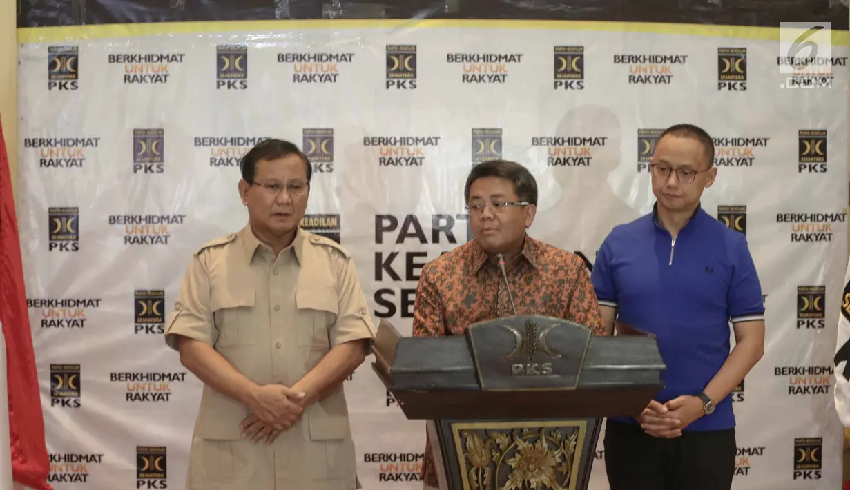 Presiden PKS, Sohibul Iman (tengah) didampingi Ketum Partai Gerindra, Prabowo Subianto, Sekjen PAN Eddy Soeparno memberikan keterangan pers untuk berkoalisi di Pilkada Serentak 2018 di Kantor PKS, Jakarta, Minggu (24/12). (Liputan6.com/Faizal Fanani)