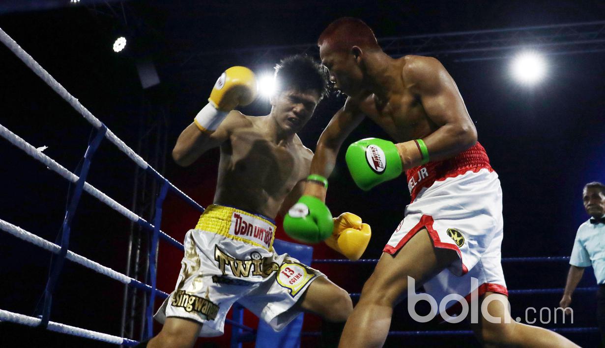 Sebuah straight kanan Daud tepat mengenai kepala Campee sehingga terjatuh pada ronde kedua di OCBC Arena, Singapura, Sabtu (25/3/2017).  Daud Yordan menang KO atas petinju berusia 19 tahun tersebut. (Bola.com/Nicklas Hanoatubun)