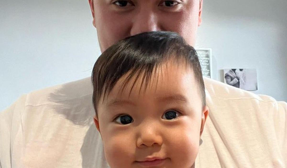 Potret Chef Arnold dan Baby Timo. Tampak Chef Arnold menggendong putra keduanya.