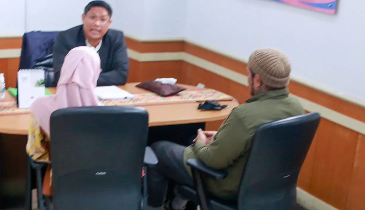 Ada pandangan menarik setelah proses mediasi selesai. Meski telah cerai secara agama, Inara masih terlihat mencium tangan Virgoun. Momen tersebut diunggah akun TikTok @keluargakecildijerman. [Foto: Muhammad Akrom Sukarya/KapanLagi.com]