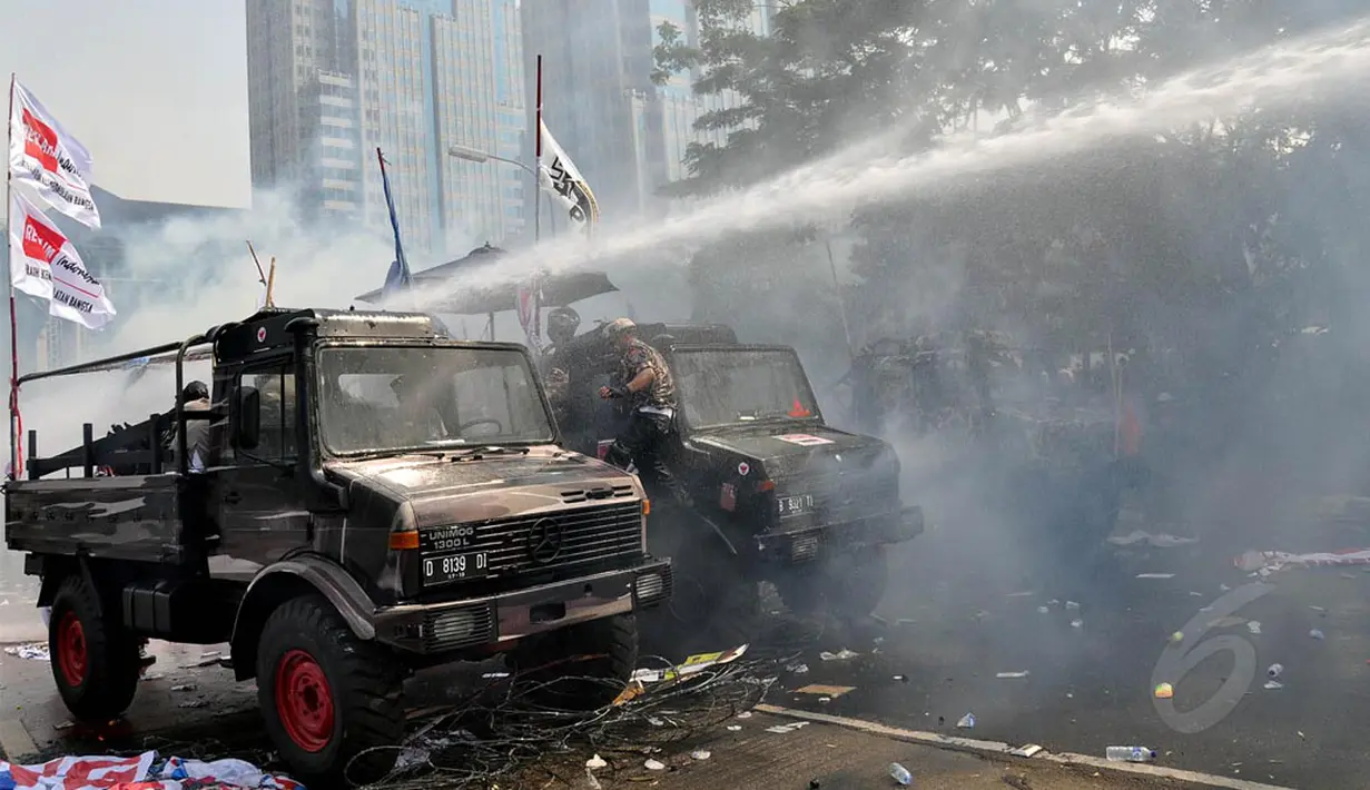 Polisi juga terpaksa menyemprotkan air untuk membubarkan massa Prabowo, Jakarta, Kamis (21/8/2014) (Liputan6.com/Miftahul Hayat) 