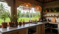 8 Inspirasi Dapur Terbuka untuk Slow Living di Kampung, Menyatu dengan Alam yang Asri