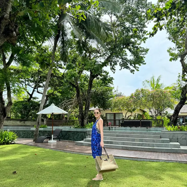 7 Potret Julie Estelle yang Kini Jadi Seorang Ibu, Luwes Gendong Buah Hati