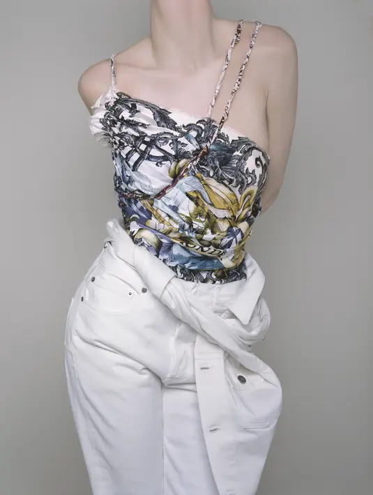 Sebuah ode pahatan untuk menggambarkan keindahan abadi kreasi Dior. (Foto: Laurine Bonnet-Christian Dior)