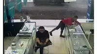 Pencuri spesialis pembawa celana dalam tertangkap kamera saat beraksi (Liputan6.com/Yoseph Ikanubun)