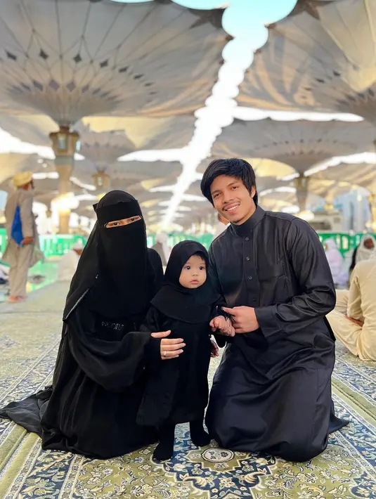 Dalam foto ini terlihat Aurelie Hermansyah mengenakan burqa. Ketiganya kembali kompak mengenakan outfit serba hitam, dengan Ameena yang tampak dipakaikan hijab, membuatnya semakin menggemaskan. Foto: Instagram.