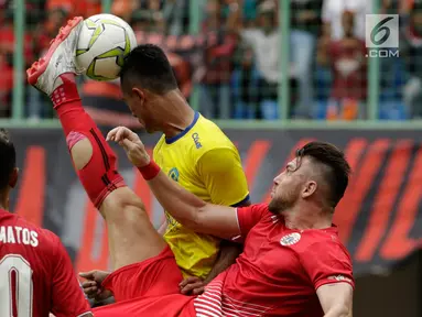 Striker Persija Jakarta, Marko Simic menendang bola saat menghadapi 757 Kepri Jaya pada laga Piala Indonesia di Stadion Patriot, Bekasi, Rabu (23/1). Persija menang telak 8-2. (Bola.com/Yoppy Renato)