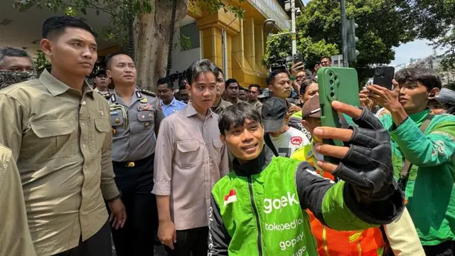 Wakil Presiden Gibran Rakabuming Raka menyapa warga dan pengemudi ojek online (ojol) serta membagikan sembako di kawasan Stasiun Gondangdia, Jakarta Pusat.