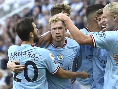 Kevin De Bruyne berperan penting sebagai motor permainan Manchester City saat bermain imbang 3-3 dengan Newcastle United. Ia tampak tenang saat menguasai bola dan dapat mendistribusikannya dengan baik. Awalnya, usahanya sempat kurang berhasil di babak pertama. Namun, setelah turun minum, De Bruyne mampu memainkan permainan dengan baik bahkan membuat asist cantik untuk gol penyeimbang Bernardo Silva pada menit ke-64. (AFP/Rui Vieira)