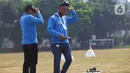 Peserta mengoperasikan dronenya saat lomba drone KASAU CUP KASAU CUP 2020 di Lapangan Wisma Aldiron, Jakarta, Sabtu (12/9/2020). Lomba yang diselengarakan TNI AU World Airsport Federation Federasi Aero Sport Indonesia memperebutkan piala Kasau Cup 2020 dengan lima kategori. (merdeka.com/Imam Buhori