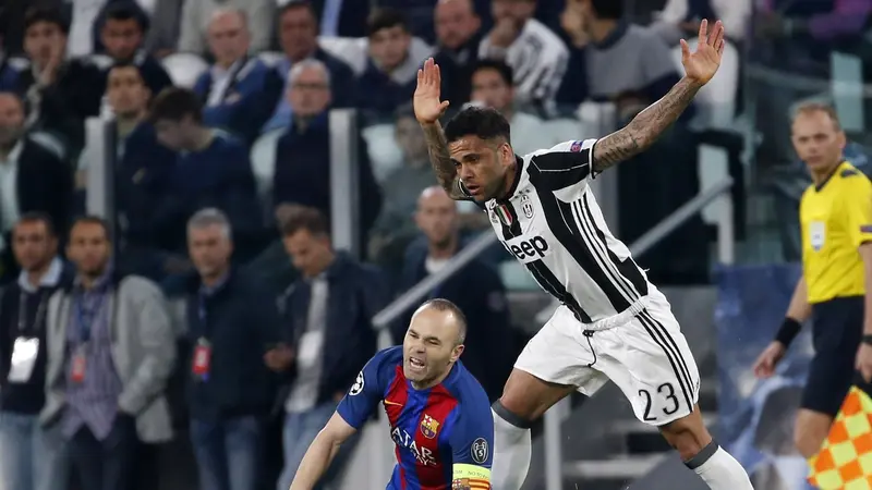 Bek Juventus Dani Alves (kanan) menjegal gelandang Barcelona Andres Iniesta pada leg pertama perempat final Liga Champions, Rabu (12/4/2017) dinihari WIB. 