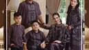Pada kesempatan lain, Keluarga Nia Ramadhani tampak berganti kostum. Kali ini nuansa ungu hadirkan kesan yang begitu menawan.  [Foto: Instagram/ Nia Ramadhani]